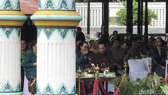 Kapolri Jenderal Listyo Sigit menghadiri kirab HUT ke-80 Sultan HB X di Jogja, Kamis (2/4/2026).
