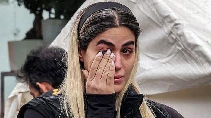 Seorang perempuan muda terlihat terisak di luar gedung perkantoran yang menjadi sasaran serangan rudal di Teheran, 29 Maret 2026. (ATTA KENARE/AFP VIA GETTY IMAGES)
