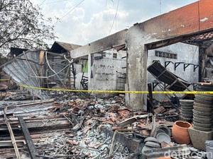 Bau Hangus dan Sisa Bara Usai Kebakaran SPBE Cimuning Bekasi