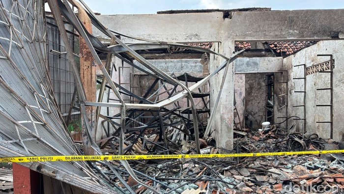Kebakaran melanda Stasiun Pengisian Bulk Elpiji (SPBE) di Cimuning, Kota Bekasi, sudah padam dini hari tadi. Garis polisi dipasang di area terdampak kebakaran. (Rachma/detikcom)