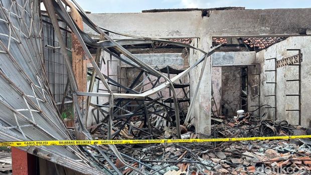 Kebakaran melanda Stasiun Pengisian Bulk Elpiji (SPBE) di Cimuning, Kota Bekasi, sudah padam dini hari tadi. Garis polisi dipasang di area terdampak kebakaran. (Rachma/detikcom)