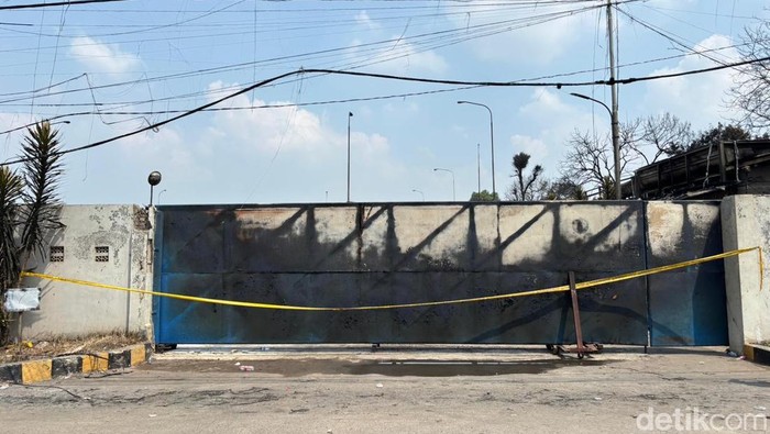 Kebakaran melanda Stasiun Pengisian Bulk Elpiji (SPBE) di Cimuning, Kota Bekasi, sudah padam dini hari tadi. Garis polisi dipasang di area terdampak kebakaran. (Rachma/detikcom)