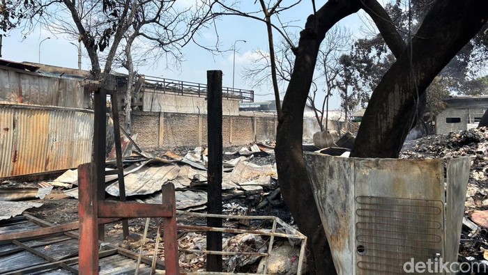 Kebakaran melanda Stasiun Pengisian Bulk Elpiji (SPBE) di Cimuning, Kota Bekasi, sudah padam dini hari tadi. Garis polisi dipasang di area terdampak kebakaran. (Rachma/detikcom)