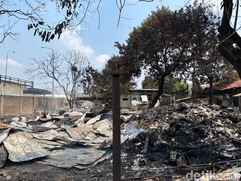 Kebakaran melanda Stasiun Pengisian Bulk Elpiji (SPBE) di Cimuning, Kota Bekasi, sudah padam dini hari tadi. Garis polisi dipasang di area terdampak kebakaran. (Rachma/detikcom)