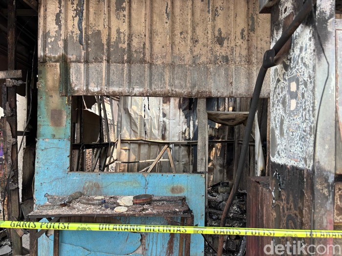 Kebakaran melanda Stasiun Pengisian Bulk Elpiji (SPBE) di Cimuning, Kota Bekasi, sudah padam dini hari tadi. Garis polisi dipasang di area terdampak kebakaran. (Rachma/detikcom)