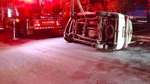 Mobil Avanza Terbalik Usai Hantam Truk Tangki di Perak, Sopir Diduga Mengantuk