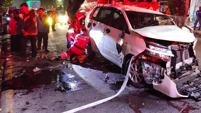 Mobil Avanza Terbalik Usai Hantam Truk Tangki di Perak, Sopir Diduga Mengantuk