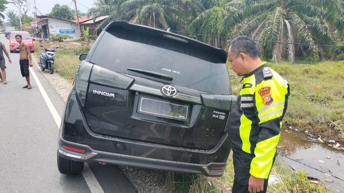 Mobil Innova usai tabrak Fortuner milik Wakil Ketua DPRD Bengkalis