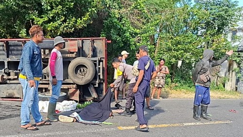 Kecelakaan maut truk engkel vs motor di jalan lintas Sumbawa-Bima tepatnya di Desa Langam Kecamatan Lopok, Kabupaten Sumbawa, NTB, Kamis (2/4/2026). (Foto: Dok. Polsek Lape)