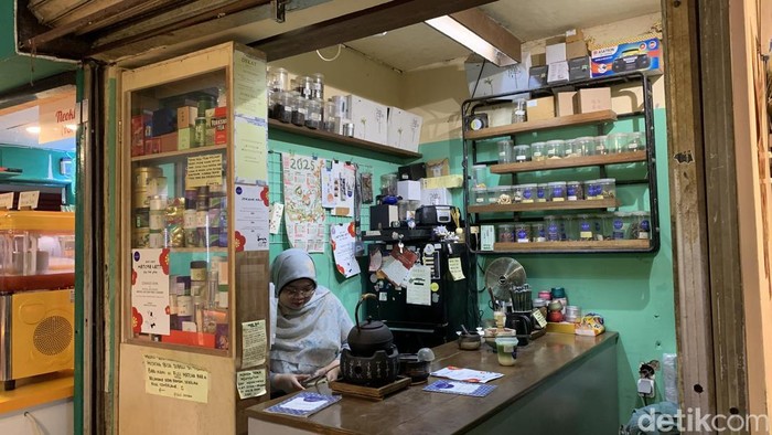 Kedai milik Arin di Pasar Cihapit.