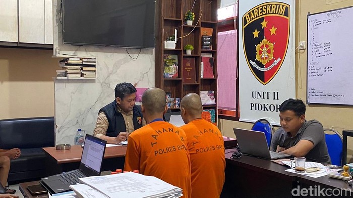 Kedua tersangka menjalani pemeriksaan oleh petugas kepolisian