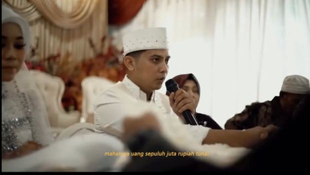 Kisah pilu Ibu pengantin wanita meninggal dunia sesaat usai akad nikah. Janur kuning pun berganti bendera kuning di hari bahagia.
