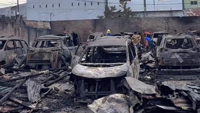 Kondisi gudang penyimpanan mobil yang terbakar di Asahan, Sumut. (dok. Warga)