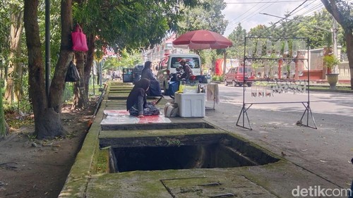 Kondisi trotoar yang berlubang karena beton penutup drainase rapuh di jalan menuju Kantor Bupati Lombok Timur, NTB, Kamis (2/4/2026).