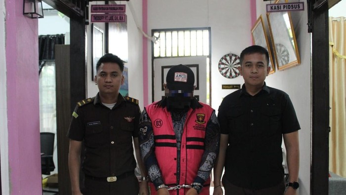 Tersangka FL saat hendak ditahan Kejari terkait kasus korupsi di Nias.