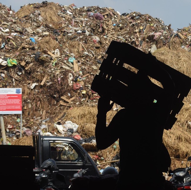 Krisis Pengelolaan Sampah, TPS Kramat Jati Meluber