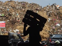 Krisis Pengelolaan Sampah, TPS Kramat Jati Meluber