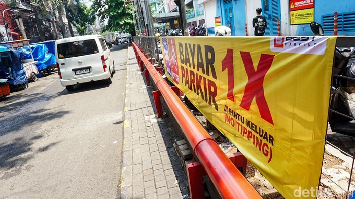 Penertiban juru parkir liar di kawasan Blok M Square dilakukan setelah praktik parkir ganda yang meresahkan pengunjung viral di media sosial. Petugas gabungan turun langsung ke lokasi untuk menindak oknum jukir yang diduga melakukan pungutan liar.