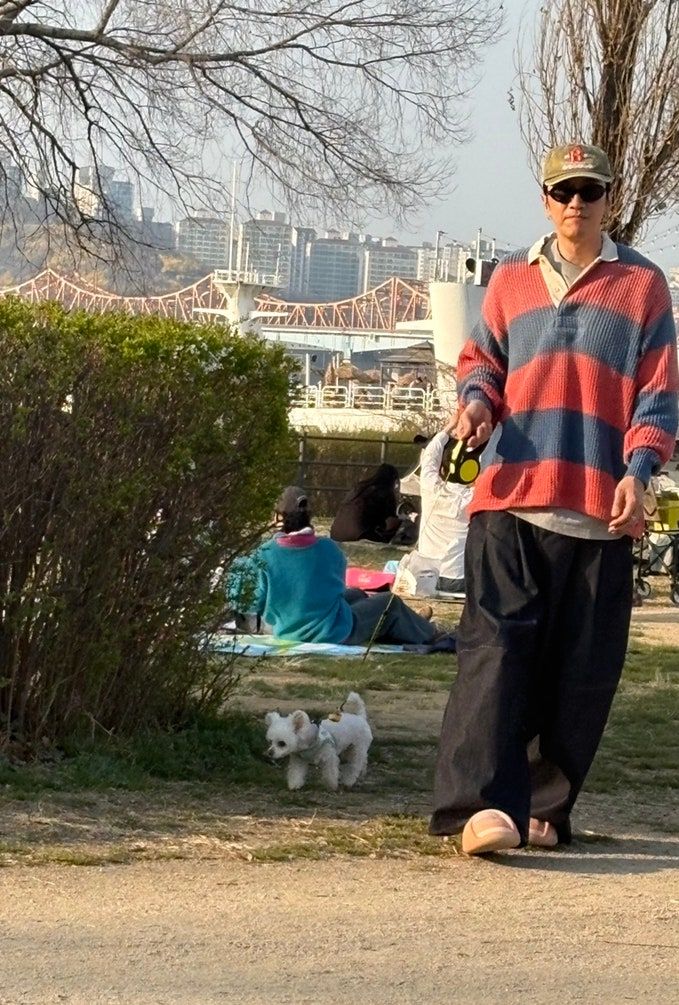 Lee Kwang Soo dan Lee Sun Bin kencan di Han River.