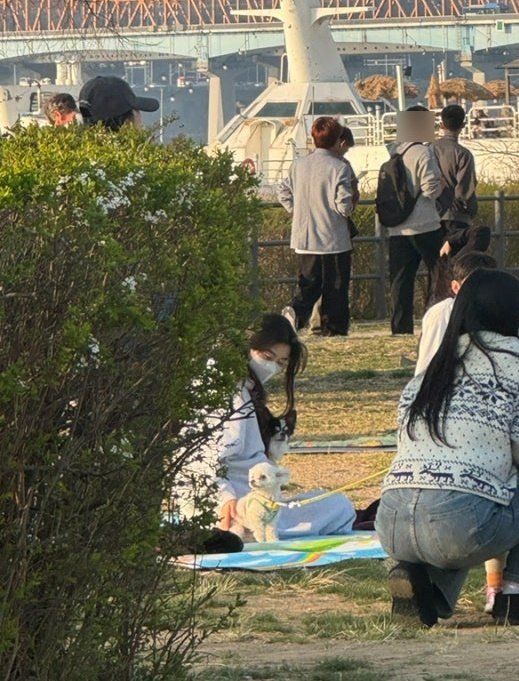 Lee Kwang Soo dan Lee Sun Bin kencan di Han River.