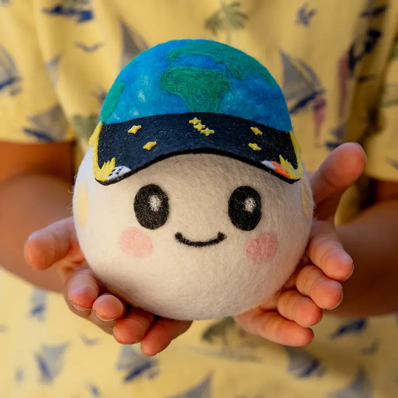 Lucas Ye membuat plushy untuk indikator 'zero gravity' di misi Artemis II ke Bulan.