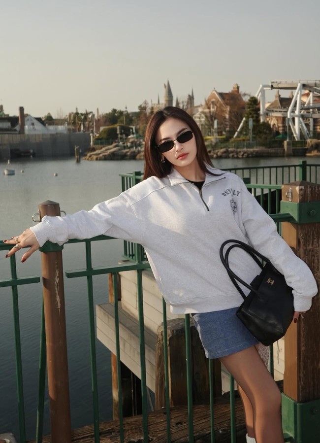 Mahalini kembali curi atensi melalui gayanya yang selalu berhasil terlihat stylish. Tengah liburan di jepang, ibu satu anak itu memilih gaya santai dengan memadukan rok pendek jeans dan sweater putih simpel. Foto: Instagram/@mahaliniraharja