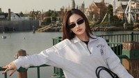 Gaya Mahalini Liburan di Jepang, Padu Padan Rok & Celana Pendek yang Stylish