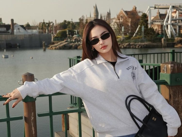 Gaya Mahalini Liburan di Jepang, Padu Padan Rok & Celana Pendek yang Stylish