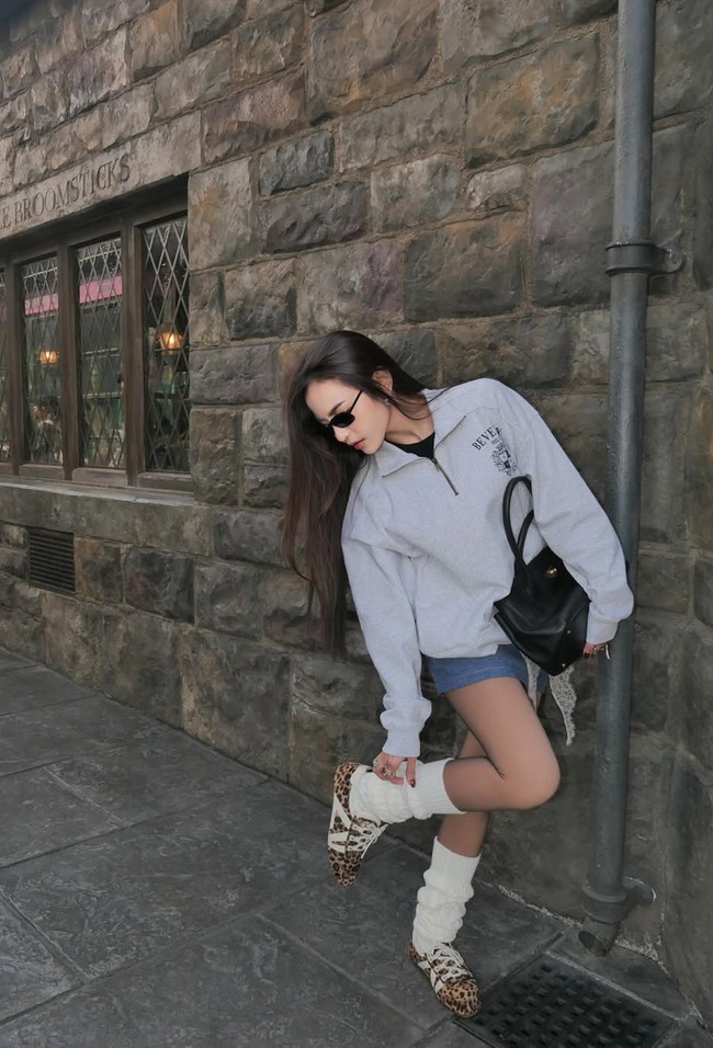 Melengkapi penampilannya, Mahalini memilih kaos kaki sebetis dan sepasang sepatu leopard. Ia juga mengenakan kaca mata hitam yang membuat gayanya makin stylish. Foto: Instagram/@mahaliniraharja