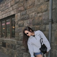 Melengkapi penampilannya, Mahalini memilih kaos kaki sebetis dan sepasang sepatu leopard. Ia juga mengenakan kaca mata hitam yang membuat gayanya makin stylish. Foto: Instagram/@mahaliniraharja