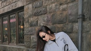 Kacamata hitam dan tas hitam kecil jadi detail yang bikin look ini makin rapi. Foto: Instagram/@mahaliniraharja