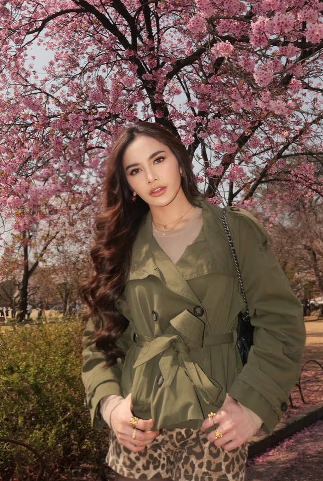 Ditambah dengan riasan soft, kecantikan Mahalini jadi makin terpancar. Rambut panjang terurai yang dibuat curly menambah kesan feminin pada tampilannya. Foto: Instagram/@mahaliniraharja