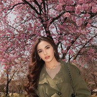 Ditambah dengan riasan soft, kecantikan Mahalini jadi makin terpancar. Rambut panjang terurai yang dibuat curly menambah kesan feminin pada tampilannya. Foto: Instagram/@mahaliniraharja