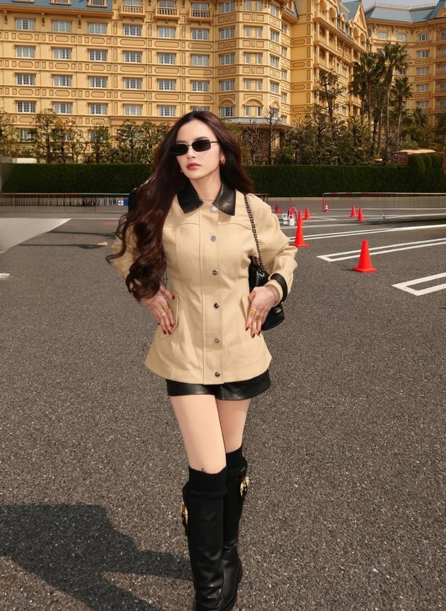 Di kesempatan lain Mahalini memilih outfit bernuansa coklat dan hitam. Ia kembali memadukan boots hitamnya. Namun kali ini dengan jaket coklat dengan kerah kulit hitam dan celana pendek kulit hitam. Foto: Instagram/@mahaliniraharja