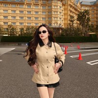 Di kesempatan lain Mahalini memilih outfit bernuansa coklat dan hitam. Ia kembali memadukan boots hitamnya. Namun kali ini dengan jaket coklat dengan kerah kulit hitam dan celana pendek kulit hitam. Foto: Instagram/@mahaliniraharja