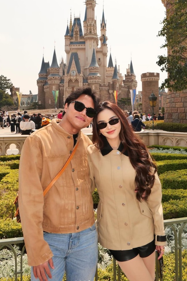 Gaya Mahalini satu ini ternyata kompak dengan suami, Rizky Febian, yang juga mengenakan jaket berwarna coklat. Rizky memilih memadukannya dengan celana panjang jeans biru muda. Foto: Instagram/@mahaliniraharja