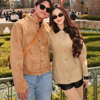 Gaya Mahalini satu ini ternyata kompak dengan suami, Rizky Febian, yang juga mengenakan jaket berwarna coklat. Rizky memilih memadukannya dengan celana panjang jeans biru muda. Foto: Instagram/@mahaliniraharja