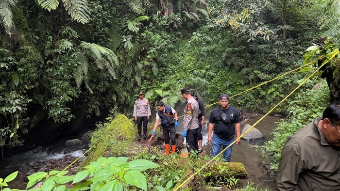 Petugas mengevakuasi mayat di Jembatan Cangar yang diduga korban bunuh diri