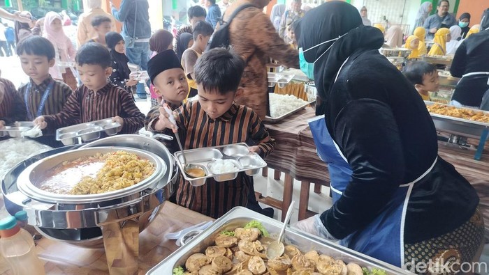 MBG di Kota Malang disajikan prasamanan