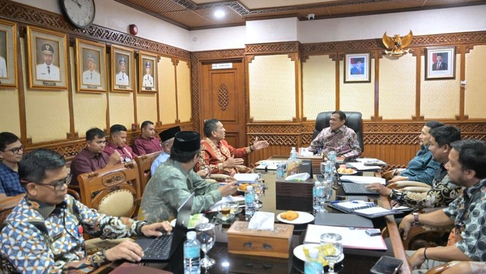 Wakil Gubernur Aceh Fadhlullah Dek Fadh menerima Wakil Bupati Pidie Jaya Hasan Basri di ruang kerjanya