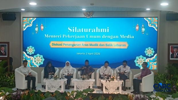 Menteri Pekerjaan Umum Dody Hanggodo (tengah) dalam Silaturahmi dengan Media di kantor Kementerian PU, Kamis (2/4/2016). (CNBC Indonesia/Ferry Sandi)