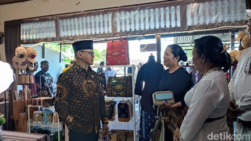 Menteri Perlindungan Pekerja Migran Indonesia (P2MI) Mukhtarudin saat mengunjungi gerai Namaste 21 di Padang Galak, Denpasar, Bali, Kamis (2/4/2026). (Foto: Ahmad Firizqi Irwan/detikBali)