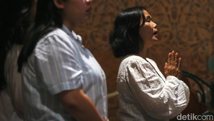Umat Katolik mengikuti Misa Kamis Putih di Gereja Katedral Jakarta, Kamis (2/4/2026).