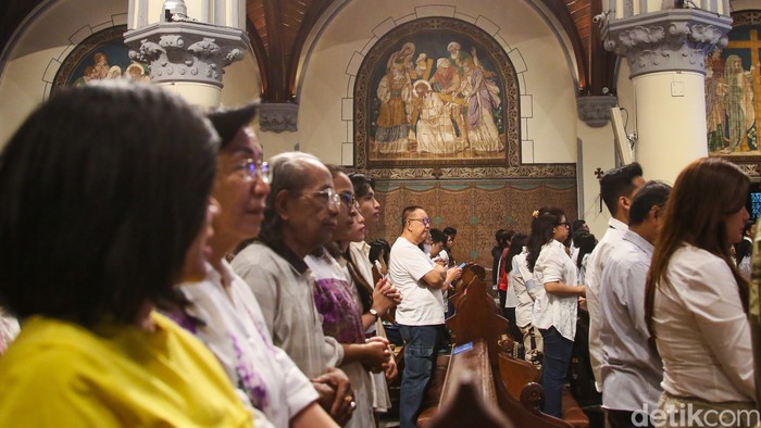 Umat Katolik mengikuti Misa Kamis Putih di Gereja Katedral Jakarta, Kamis (2/4/2026).