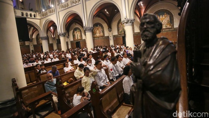 Umat Katolik mengikuti Misa Kamis Putih di Gereja Katedral Jakarta, Kamis (2/4/2026).