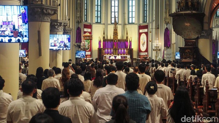 Umat Katolik mengikuti Misa Kamis Putih di Gereja Katedral Jakarta, Kamis (2/4/2026).