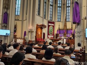 Ribuan Umat Khidmat Jalani Misa Kamis Putih di Katedral Jakarta