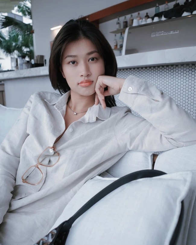 Sejumlah netizen menilai penampilannya terlihat kurang glamor dibandingkan citranya sebagai ratu kecantikan. Bahkan, beberapa komentar menyoroti  ‘ketidaksempurnaan’ di wajahnya. Foto: Instagram/@anthiendoan