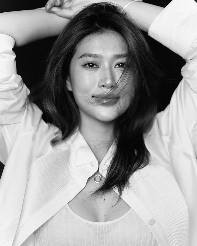 Bahkan dalam sebuah adegan, dia diminta menghapus riasan alis yang sudah diaplikasikannya secara tipis.tim makeup juga diminta membuat warna bibirnya terlihat lebih pucat agar sesuai dengan karakter. Foto: Instagram/@anthiendoan