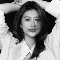 Bahkan dalam sebuah adegan, dia diminta menghapus riasan alis yang sudah diaplikasikannya secara tipis.tim makeup juga diminta membuat warna bibirnya terlihat lebih pucat agar sesuai dengan karakter. Foto: Instagram/@anthiendoan